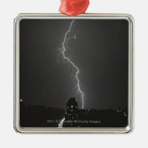 Ornamento De Metal Relâmpago sobre a cidade