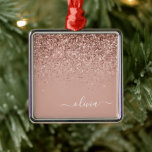 Ornamento De Metal Rosa Dourado - Nome do Sparkle Cor-de-rosa-claro<br><div class="desc">Rosa Dourado - Nome do Monograma e Enfeites de natal Inicial,  cor-de-rosa-claro e brilhante. Isto faz o doce e perfeito aniversário de 16 anos,  casamento,  chá de panela,  aniversário,  chá de fraldas ou festa de solteira presente para alguém que ama luxo de luxo e estilos quíticos.</div>