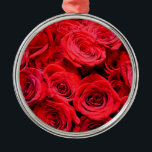 Ornamento De Metal Rosas vermelhas<br><div class="desc">Uma design romântica com um buquê elegante de rosas vermelhas.</div>