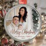Ornamento De Metal Roteiro Dourado de Foto da Família Feliz Natal<br><div class="desc">Espalhe a alegria de férias para amigos e familiares com este enfeite moderno. O texto em folha rosa dourado falso diz "Feliz Natal" em um roteiro elegante de escrita manual. Substitua a imagem de exemplo por sua foto favorita e adicione seu nome de família e o ano. Um filtro de...</div>