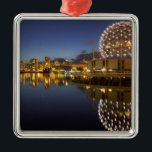Ornamento De Metal Science World e CBD refletidos em False Creek,<br><div class="desc">COPYRIGHT David Wall / DanitaDelimont.com| CN02 DWA0002.jpg| Science World e CBD refletidos em False Creek,  Vancouver,  British Columbia,  Canadá</div>