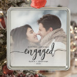 Ornamento De Metal Script de Cinza de Fotografias Personalizadas Envo<br><div class="desc">Comemore o seu noivado com este belo ornamento moderno do keepsasaame. O texto da cinza de carvão diz "Nosso primeiro Natal engajado", com a palavra "engajado" em um roteiro elegante de caligrafia com embates decorativos antes e depois. Substitua a imagem de exemplo por sua foto favorita e adicione seus nomes...</div>