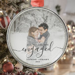 Ornamento De Metal Script de Cinza de Fotografias Personalizadas Envo<br><div class="desc">Comemore o seu noivado com este belo ornamento moderno do keepsasaame. O texto da cinza lê "Nosso primeiro Natal engajado", com a palavra "engajado" em uma escrita elegante com florescimento antes e depois. Substitua a imagem de exemplo por sua foto favorita e adicione seus nomes e o ano. Um filtro...</div>