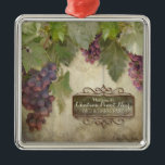 Ornamento De Metal Sinal de Vinha russa personalizada Cai no Vinho<br><div class="desc">A confundir a casa decorou o ornamento comemorativo do Natal para o amante do vinho Vermelho Pinot Noir na sua vida. Também excelente para qualquer tipo de negócio no campo do vinho, compro de presentes, café de comida, restaurante ou cama e café da manhã. Personalize com seu próprio nome de...</div>