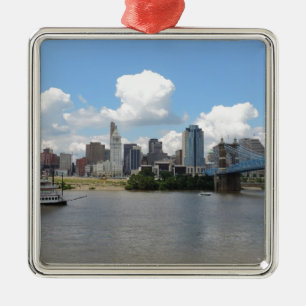 Ornamento De Metal Skyline de Cincinnati, Ohio com o Rio Ohio