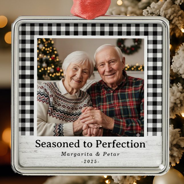 Ornamento De Metal Socado para a Perfeição - Foto dos Avós (Cozy gingham frame, rustic charm — “Seasoned to Perfection” holiday photo ornament design.)