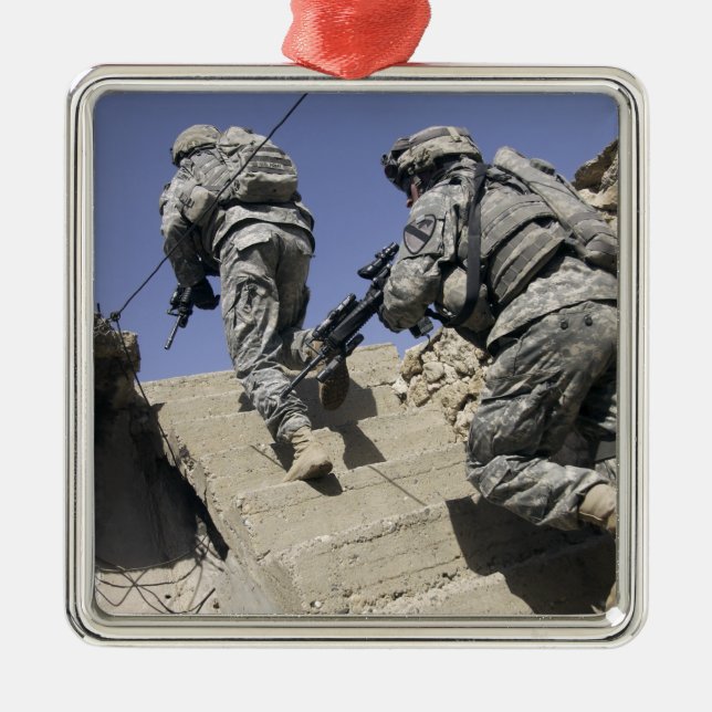 Ornamento De Metal Soldados subindo escada de um prédio (Frente)