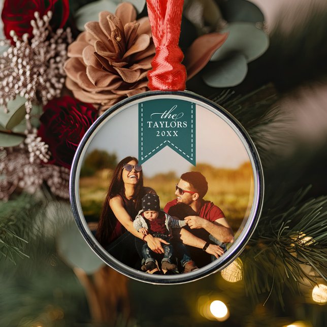 Ornamento De Metal Spruce Ribbon | Foto personalizada de nome e ano (Criador carregado)