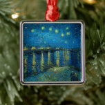 Ornamento De Metal Starry Night Over the Rhône | Vincent van Gogh<br><div class="desc">Starry Night Over the Rhône (1888), de Vincent van Gogh, é uma pintura mesmerizante de Impressionista Poste que captura uma vista noturna serena do Rio Ródano em Arles, França. A trabalho de arte apresenta um céu azul profundo adornado com estrelas ouros cintilantes e suas reflexões sobre a água. No primeiro...</div>