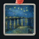 Ornamento De Metal Starry Night Over the River Rhone (por van Gogh)<br><div class="desc">Esta design apresenta uma pintura do artista Poste-impressionista holandês Vincent van Gogh (1853-1890), que é amplamente reconhecido como uma das figuras mais influentes da história da arte ocidental. É uma pintura paisagística que mostra a cidade francesa de Arles à noite na margem do rio Rhône. A cena escolhida por van...</div>