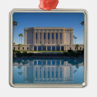 Ornamento De Metal Templo Mesa refletindo em uma piscina azul