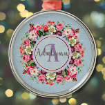 Ornamento De Metal Texto do Monograma Personalizado do Anel Floral da<br><div class="desc">Eleve seu estilo com nosso Design de Monograma Personalizado Floral Vintage. O belo fundo floral e a intrincada peça central do rosa fazem este design se destacar para qualquer ocasião. Personalize suas iniciais ou qualquer texto que você queira criar um monograma exclusivo e pessoal que realmente o represente. Perfeito por...</div>