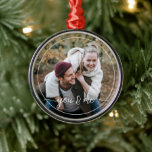 Ornamento De Metal Texto Personalizado de Citação de Amor Simples de<br><div class="desc">Texto romântico entre você e eu escrito em uma fonte na moda elegante de tipografia. Com a opção de personalizar ou personalizar com fotos de sua escolha. Com a opção de personalizar ou personalizar com fotos de sua escolha. Manutenção exclusiva, aniversário, aniversário, presente de Dia de os namorados ou estocador...</div>