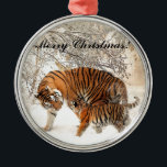 Ornamento De Metal Tigre bebê e mãe Tigre em uma floresta nevada<br><div class="desc">Tigre bebê e mãe Tigre numa floresta nevada na montanha. Linda cena de inverno na foto: uma linda mãe de tigre, um tigre, caminhando por uma floresta nevada na montanha. Bonitos presentes de Natal para amantes de animais e tigre. neve natal natal tigre, tigre cub, neve montain cena de inverno...</div>