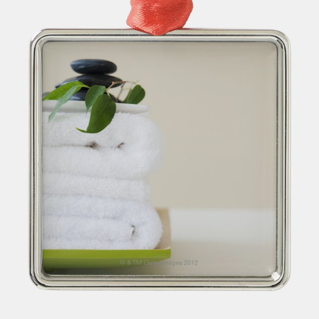 Ornamento De Metal Toalhas e pedras brancas dos termas (Frente)
