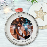 Ornamento De Metal Todos Eu Ama Todas Vocês Foto Bonita<br><div class="desc">Um ornamento minimalista com sua foto personalizada e uma fofa tipografia de estilo manuscrito. O modelo está pronto para adicionar sua foto, que é exibida em forma redonda, em círculo. Se tiver algum problema com a colocação da imagem, tente recortá-la para um quadrado antes de carregar. O texto de exemplo...</div>