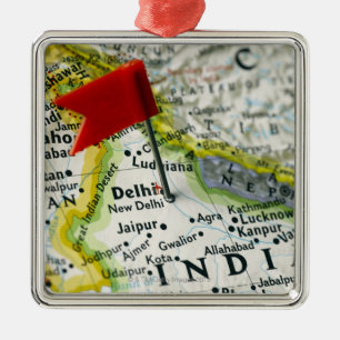 Ornamento De Metal Trace o pino colocado em Nova Deli, India no mapa,