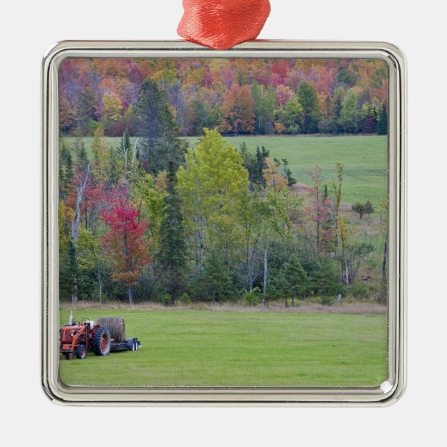 Ornamento De Metal Trator com fardo de feno em campo verde com (Frente)