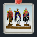 Ornamento De Metal Tres Reyes Magos/ Três Sábios<br><div class="desc">La talla de los Reyes Magos se ha convertido em tradicion en Porto Rico. Siempre en montado a caballo pues los pritallos nunca adora habian visto un camello, en cambio si se podian relacion ar con un caballo, pues los conquistadores españoles los introdujeron em el país. O esboço das figuras...</div>