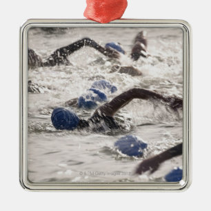 Ornamento De Metal Triathletes que compete no pé da natação do