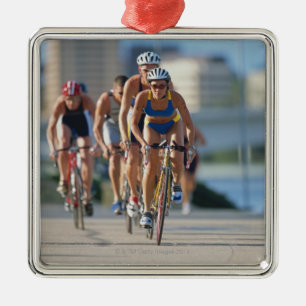 Ornamento De Metal Triathloners que dá um ciclo 2