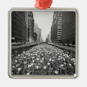 Ornamento De Metal Tulipas no meio da rua da cidade