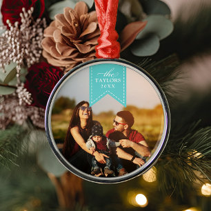 Ornamento De Metal Turquesa Ribbon Foto personalizada de nome e ano