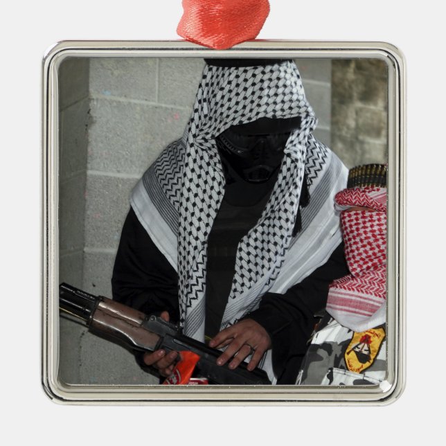 Ornamento De Metal Um agressor inimigo que desempenha um papel armou  (Frente)