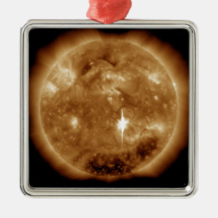 Ornamento De Metal Um alargamento solar do X-class maciço entra em