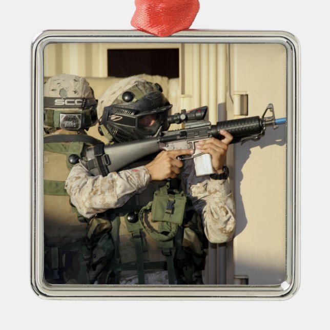 Ornamento De Metal Um batedor de infantaria visa sua arma (Frente)