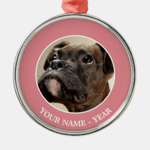 Ornamento De Metal Um cachorrinho do Brindle Boxer olhando curiosamen