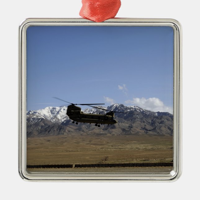 Ornamento De Metal Um CH-47 Chinook decola (Frente)