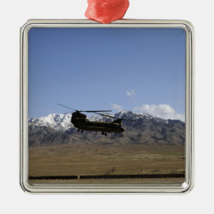 Ornamento De Metal Um CH-47 Chinook descola