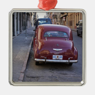 Ornamento De Metal Um clássico carro Peugeot vermelho antigo estacion