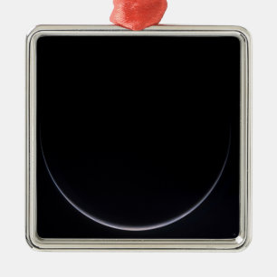 Ornamento De Metal Um crescente iluminado pelo sol da Terra