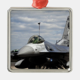 Ornamento De Metal Um falcão F-16 de combate