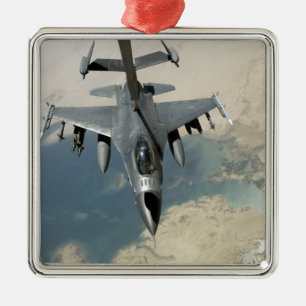Ornamento De Metal Um falcão F-16 de combate reabastece