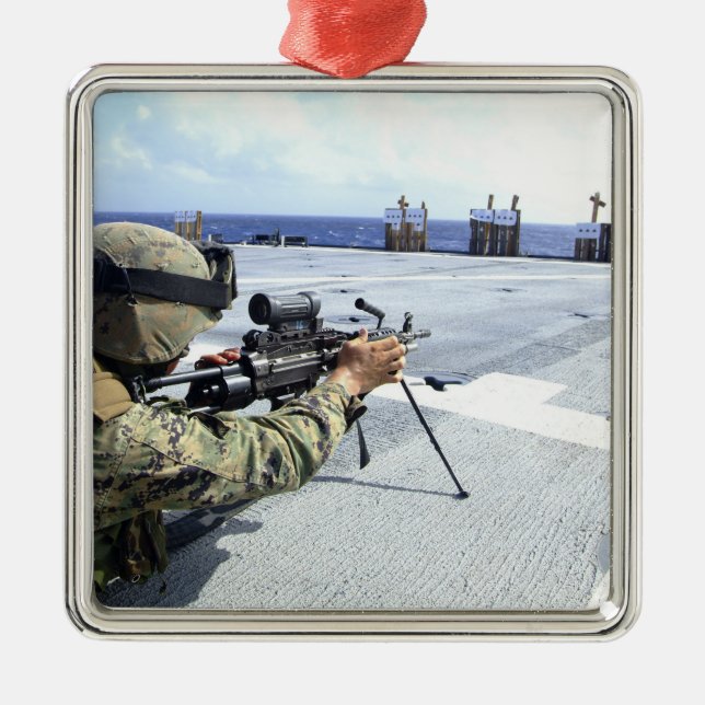 Ornamento De Metal Um fuzileiro americano ajustando sua arma (Frente)