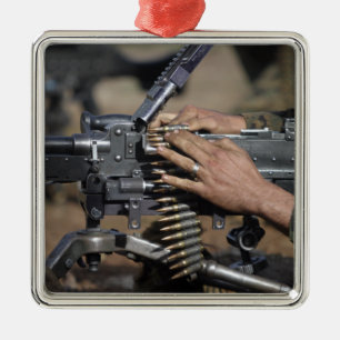 Ornamento De Metal Um fuzileiro naval carrega A M. - metralhadora