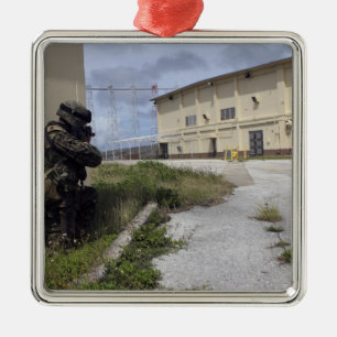 Ornamento De Metal Um fuzileiro naval posta a segurança