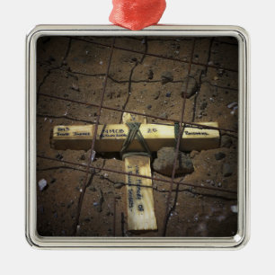 Ornamento De Metal Um grupo do reparo da estrada coloca uma cruz