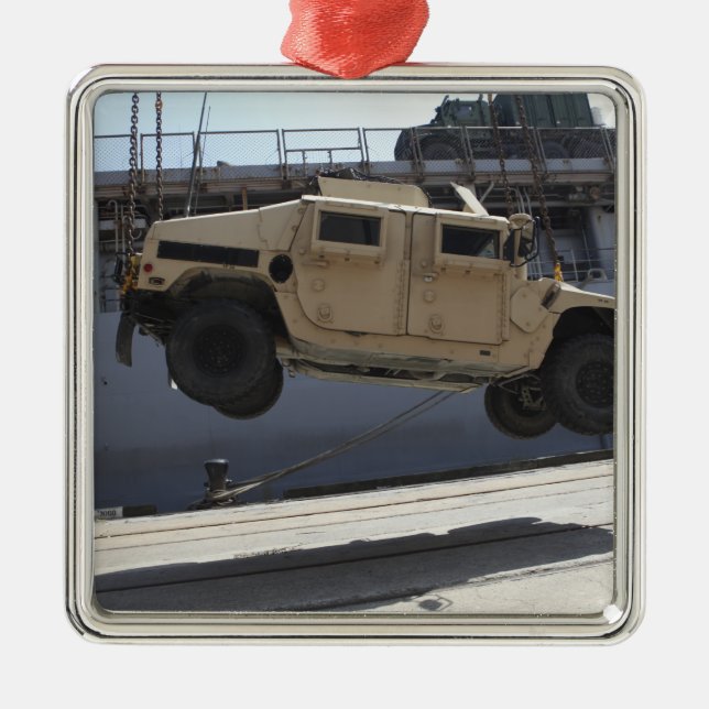 Ornamento De Metal Um guindaste levanta um Humvee M998 (Frente)
