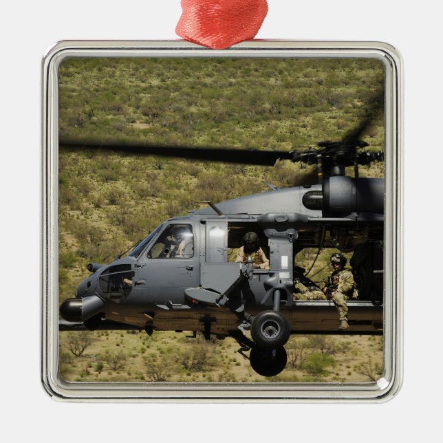 Ornamento De Metal Um HH-60 Pave Hawk voa sobre o deserto (Frente)