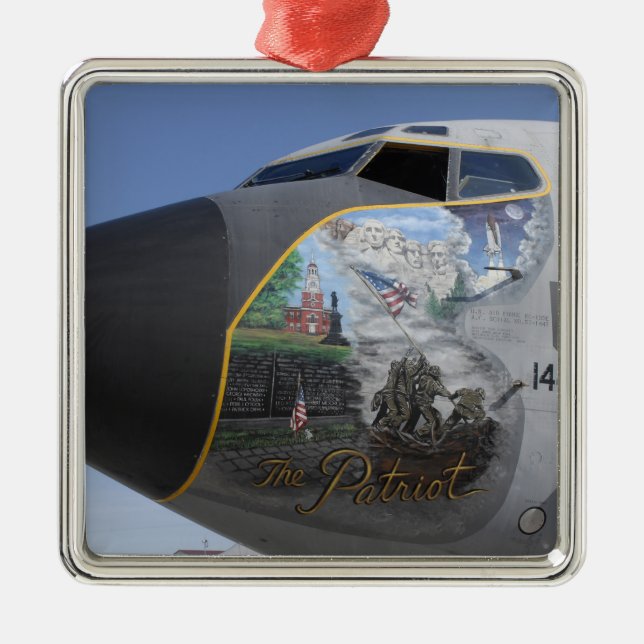 Ornamento De Metal Um KC-135 Stratotankerexibindo nariz patriótico (Frente)