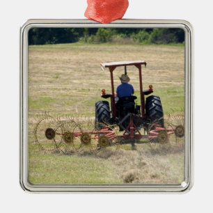 Ornamento De Metal Um menino dirigindo um trator colhendo