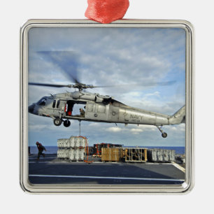 Ornamento De Metal Um MH-60S Seahawk prepara-se para entregar o