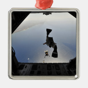 Ornamento De Metal Um pararescueman da força aérea de E.U. que salt