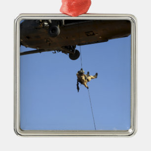 Ornamento De Metal Um pararescueman rappels de um HH-60