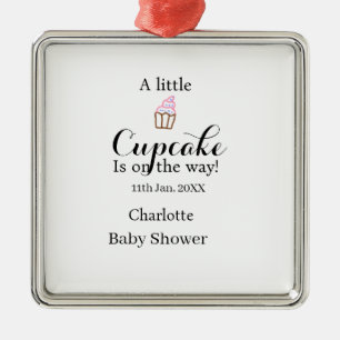 Ornamento De Metal Um pequeno nome do chá de bebê de cupcake está a c