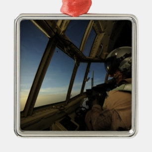 Ornamento De Metal Um piloto de Hércules C-130 examina o horizonte